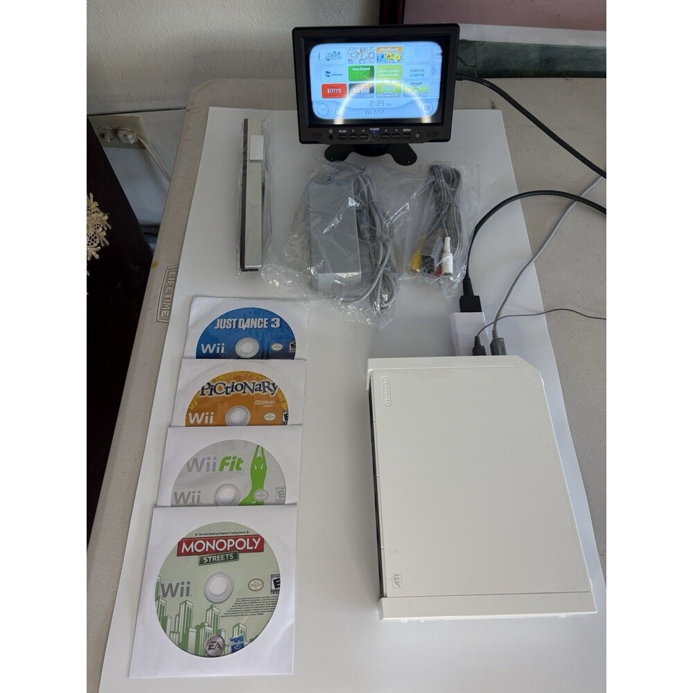 Nintendo Wii RVL-001 Video Game Console GameCube Compatible w Power & AV Cables
